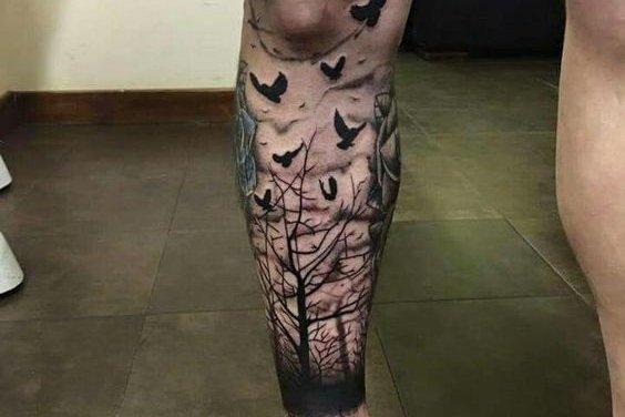 Férfi lábtetoválás