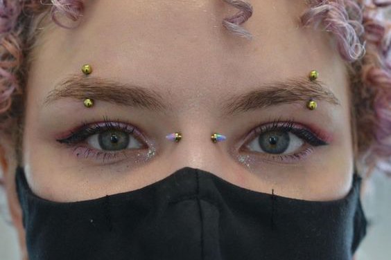 szemöldök piercing kezelés