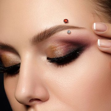szemöldök piercing kezelés