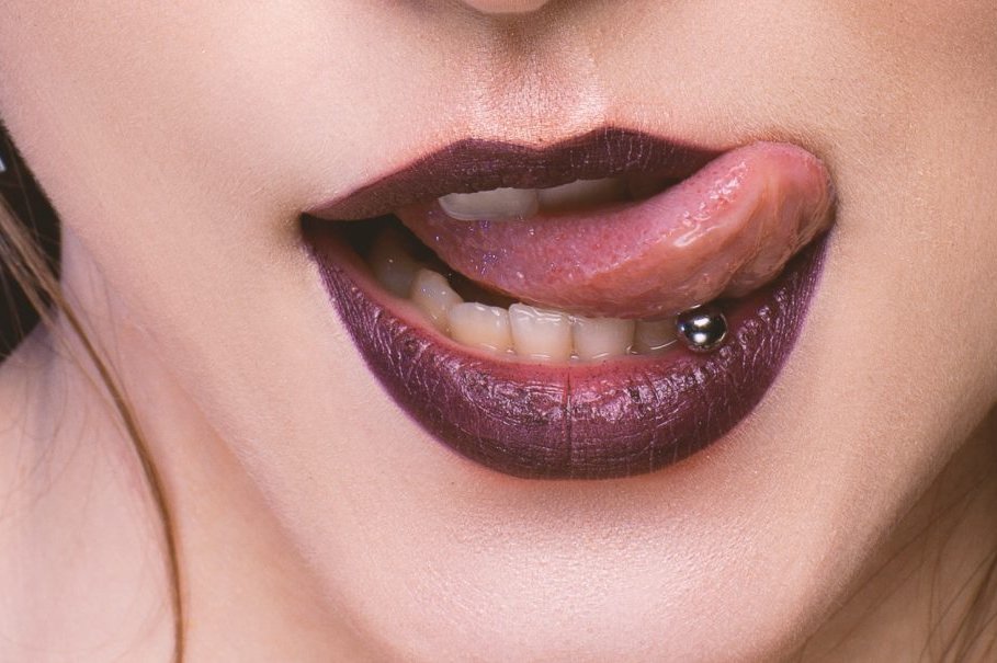 nyelv piercing kezelés