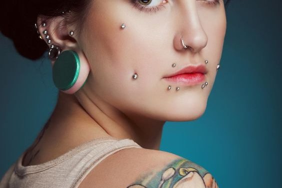 cheek piercing kezelés