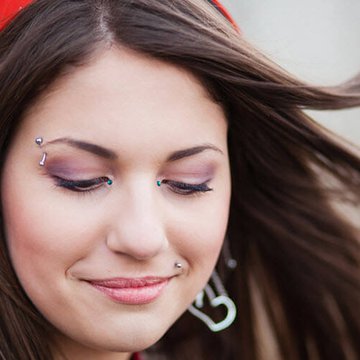 szemöldök piercing kezelés