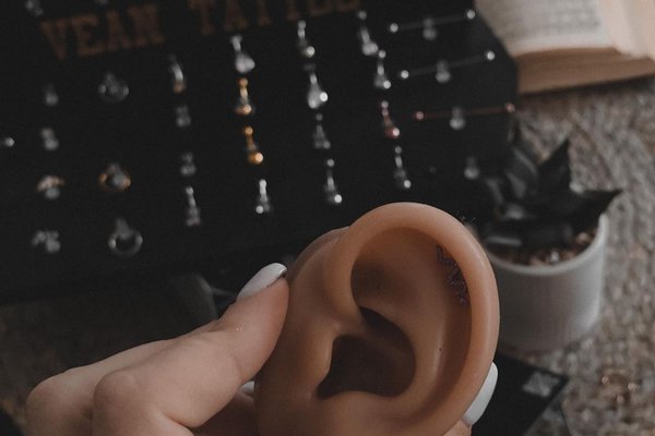 Piercing training in Hungary
