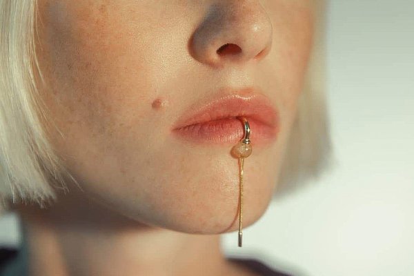 Alsó ajak piercing