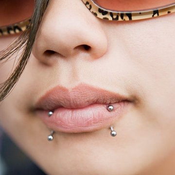 Alsó ajak piercing
