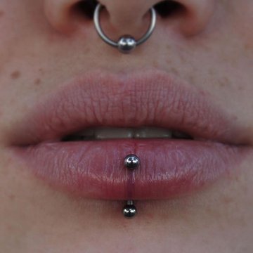 Alsó ajak piercing