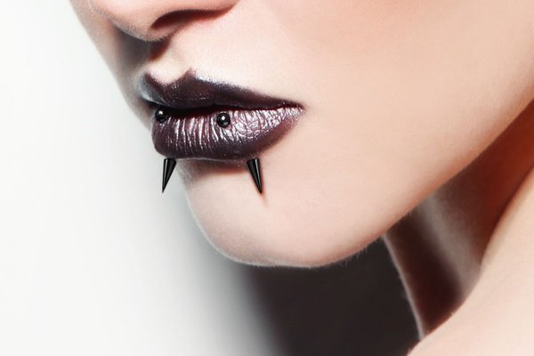 Alsó ajak piercing