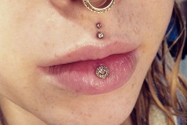 Alsó ajak piercing