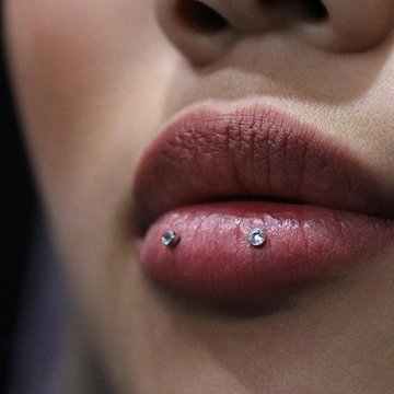 Alsó ajak piercing