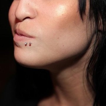 Alsó ajak piercing