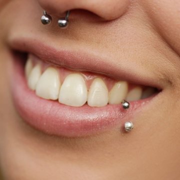Alsó ajak piercing