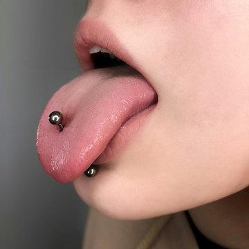 nyelv piercing kezelés
