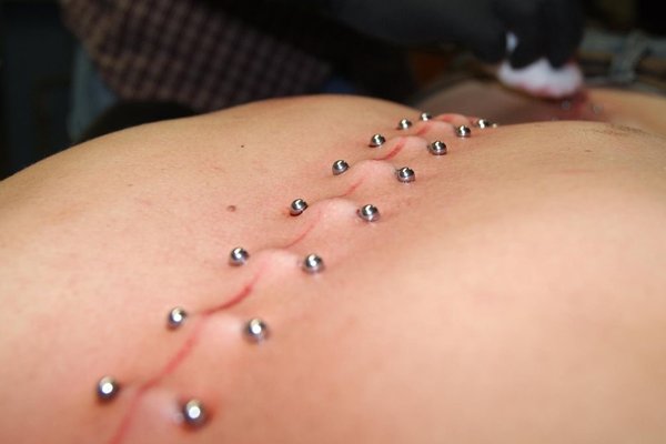 Piercing a háton