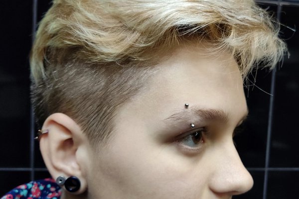 szemöldök piercing kezelés