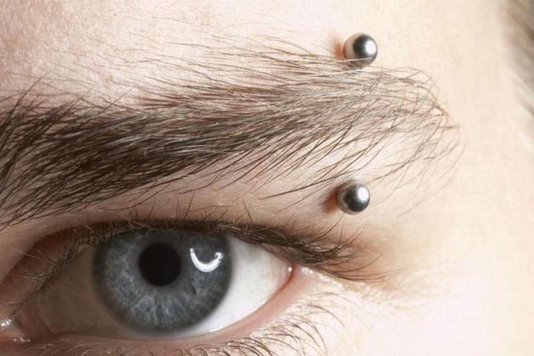 szemöldök piercing kezelés