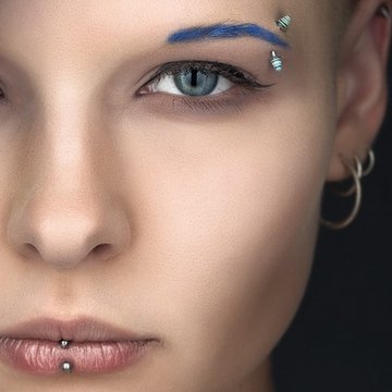 szemöldök piercing kezelés